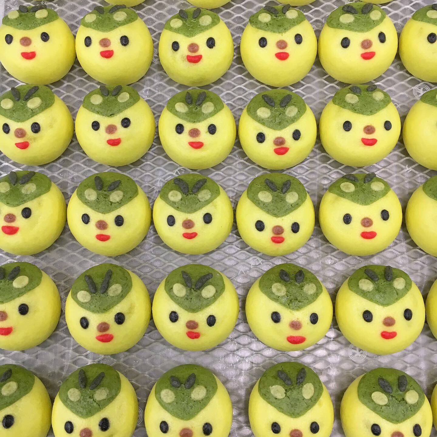 御菓子司 まんさく オリジナル饅頭のご依頼を頂きました 静岡県にある小学校のオリジナルキャラクター であるカマキリの きりりん モチーフのお饅頭です 御菓子司まんさく オリジナル饅頭 キャラクター饅頭 T Co 6vszgkviwt Twitter