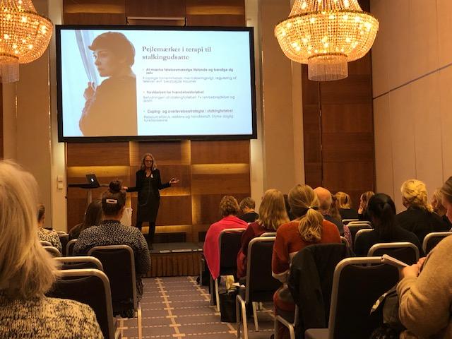 Dansk Stalking Center har i disse dage været til Nordisk konference om vold og behandling i Oslo. Konferencen er arrangeret af den norske organisation, Alternativ til Vold 
@StiftelsenATV. DSC bidrog med et foredrag om vores arbejde med udøvere og udsatte #stopstalking