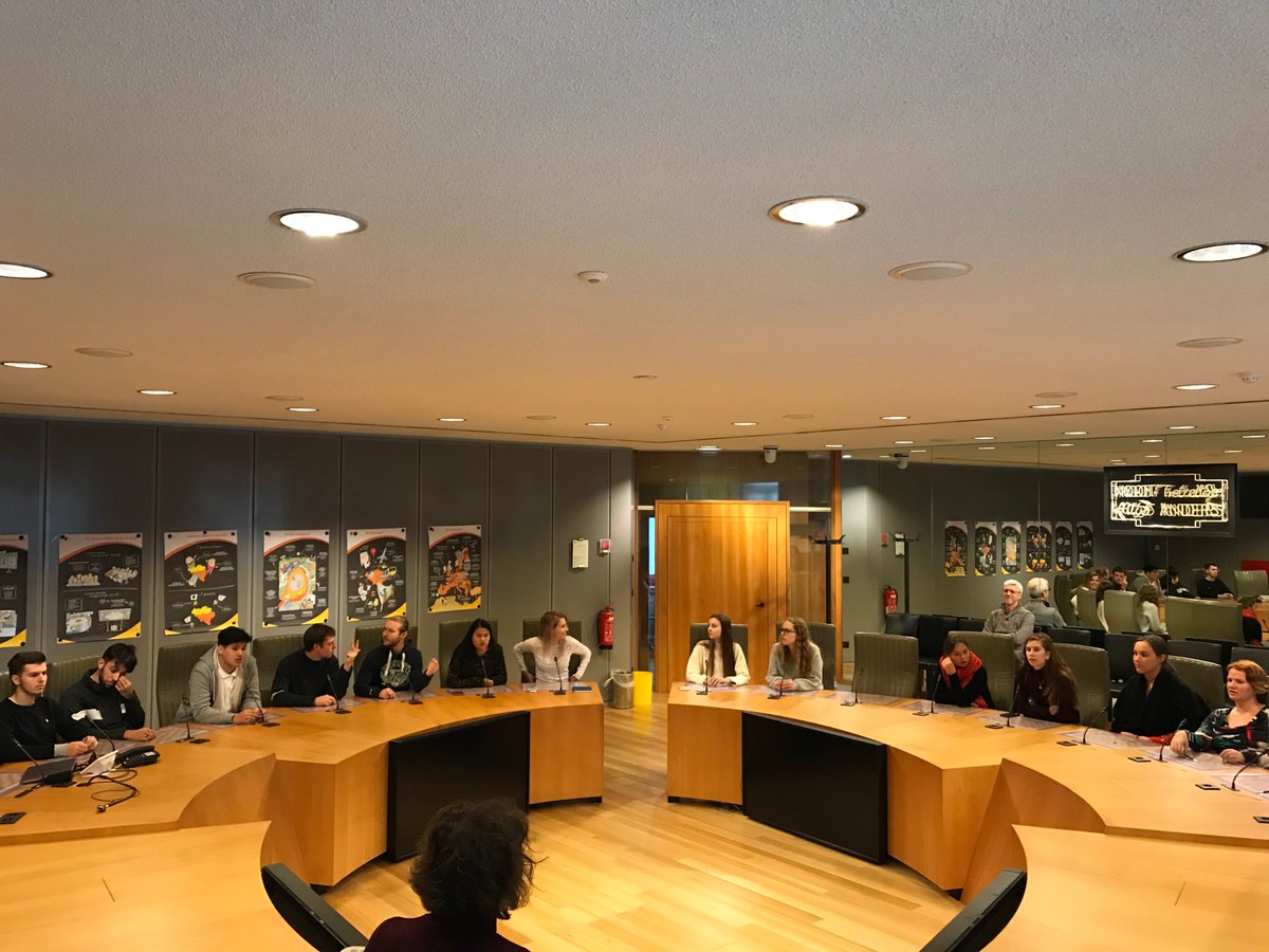EDU_EhB's tweet photo. Studenten bachelor secundair onderwijs geschiedenis en NC Zedenleer bezoeken het Vlaams parlement en maken kennis met “De kracht van je stem”. https://t.co/bbDCqkkJW4