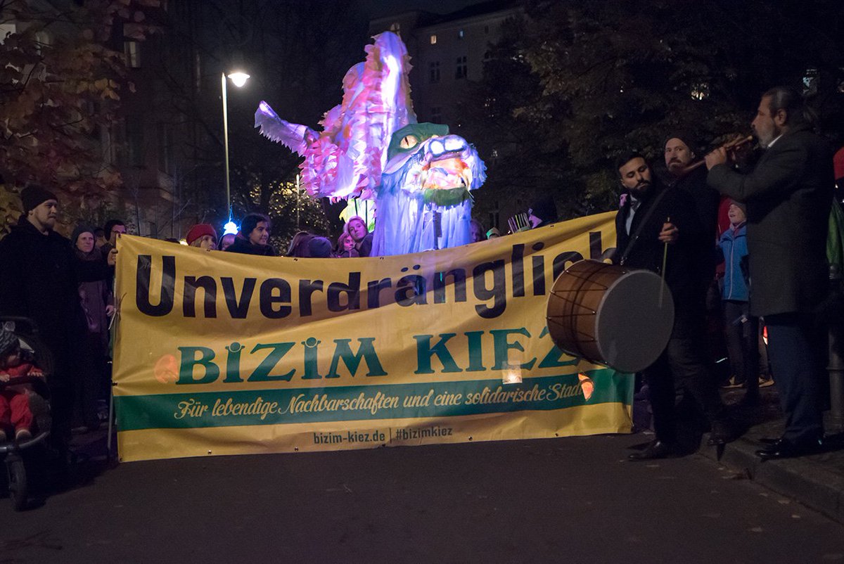 Wenn unsere Nachbarschaften schutzlos der Renditejagd ausgeliefert werden, packen wir die solidarischen #Kiezdrache|n aus! 2000 Kinder &amp; Erwachsen für den Schutz sozialer Einrichtungen wie Kita #TrauDich &amp; Sportverein #SCLurich, #Mietendeckel auch für #Kleingewerbe &amp; #Gemeinwohl!