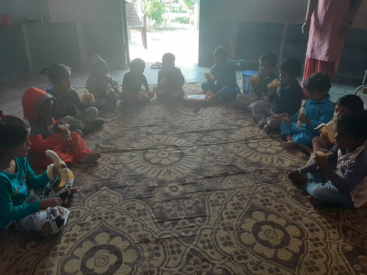 SBP_Hanumangarh's tweet photo. स्वछता दिवस was celebrated throughout the district during the बाल सप्ताह|
Bananas and Hot meals were given to the children.
The message of the importance of personal and surrounding hygiene was given to the attendees.

#SwachhtaDivas
#BaalSaptah
#POSHANAbhiyaan https://t.co/Vwq3XXpuhL