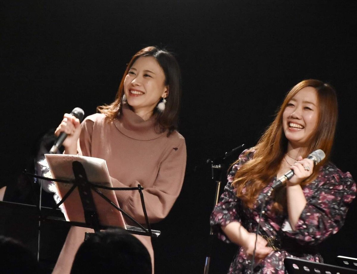 singer_Tomomi's tweet photo. お写真が届きました！
2019.11.17 @cafeCHIMM 
SOUND of LIFE 2019〜ちーちゃんとまこっちゃんの約束〜
1枚目→福さんとduo
2枚目→由佳ちゃんとツーショット
3枚目→MCでCDを紹介してくださるまこっちゃん
Photo by あらちゃん
#Tomomi  
#CHIMM 
#まこっちゃん企画 
#ライブ写真 
#随時アップします https://t.co/g58vDfgD8l