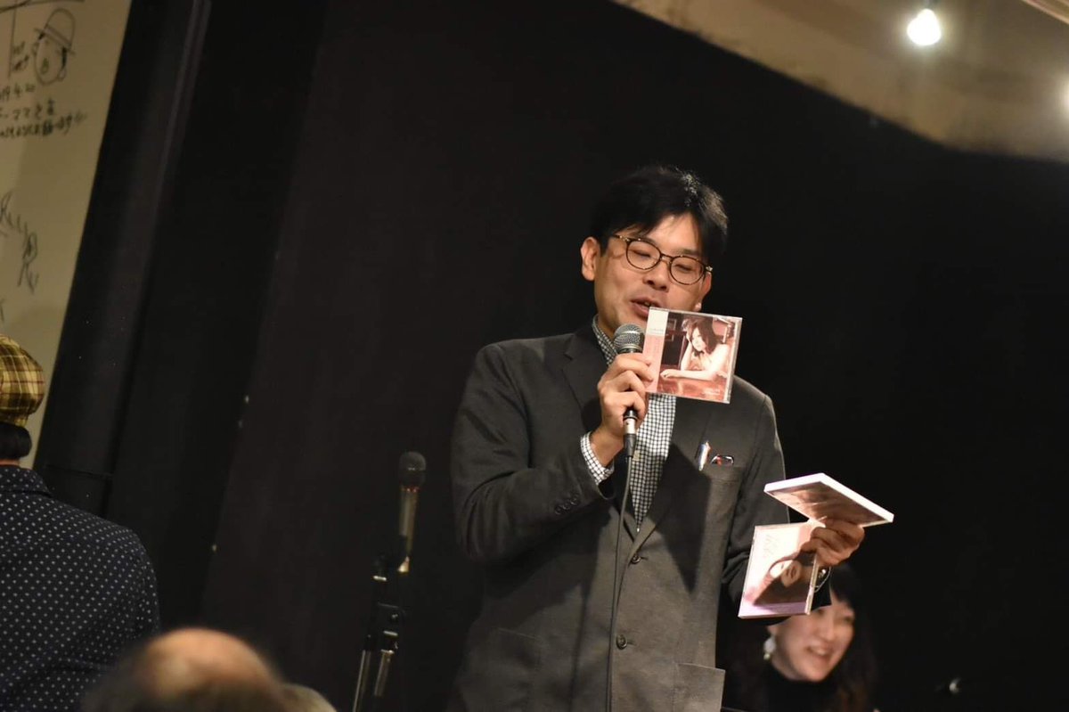 singer_Tomomi's tweet photo. お写真が届きました！
2019.11.17 @cafeCHIMM 
SOUND of LIFE 2019〜ちーちゃんとまこっちゃんの約束〜
1枚目→福さんとduo
2枚目→由佳ちゃんとツーショット
3枚目→MCでCDを紹介してくださるまこっちゃん
Photo by あらちゃん
#Tomomi  
#CHIMM 
#まこっちゃん企画 
#ライブ写真 
#随時アップします https://t.co/g58vDfgD8l