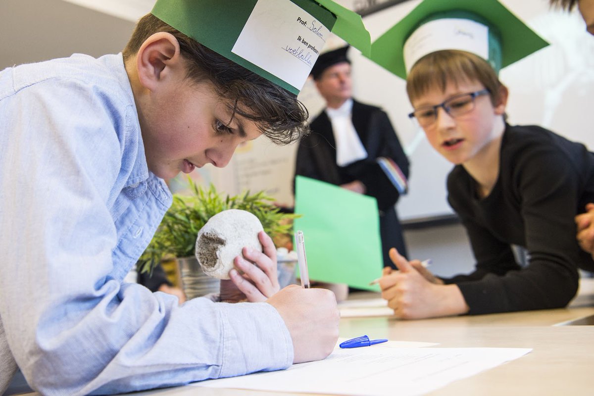 Woensdag 25 maart 2020 stappen 155 profs van 
<a href="/UniUtrecht/">Utrecht University</a> op de fiets naar Utrechtse basisscholen, om te vertellen over #onderzoek en de #universiteit! Vooraf krijgen de leerlingen gouden hints over 'hun' prof. Dit schooljaar editie 5. Initiatief: <a href="/wkuu_utrecht/">Wetenschapsknooppunt Universiteit Utrecht</a>