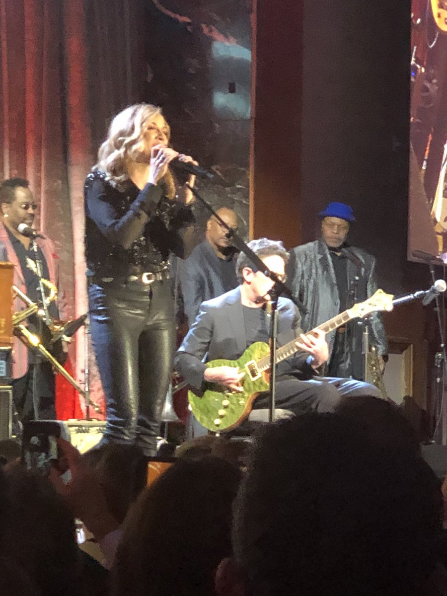 silversteinFNDN's tweet photo. @MichaelJFoxOrg Co-founder @natsilverstein was honored to attend the #foxgala Saturday night,celebrating the amazing work of @MichaelJFoxOrg. It was a special night (with @realmikefox jamming on guitar!) @silversteinFNDN is proud to partner with @MichaelJFoxOrg in our tireless pursuit of a cure. https://t.co/Tkr9d2Ew2f