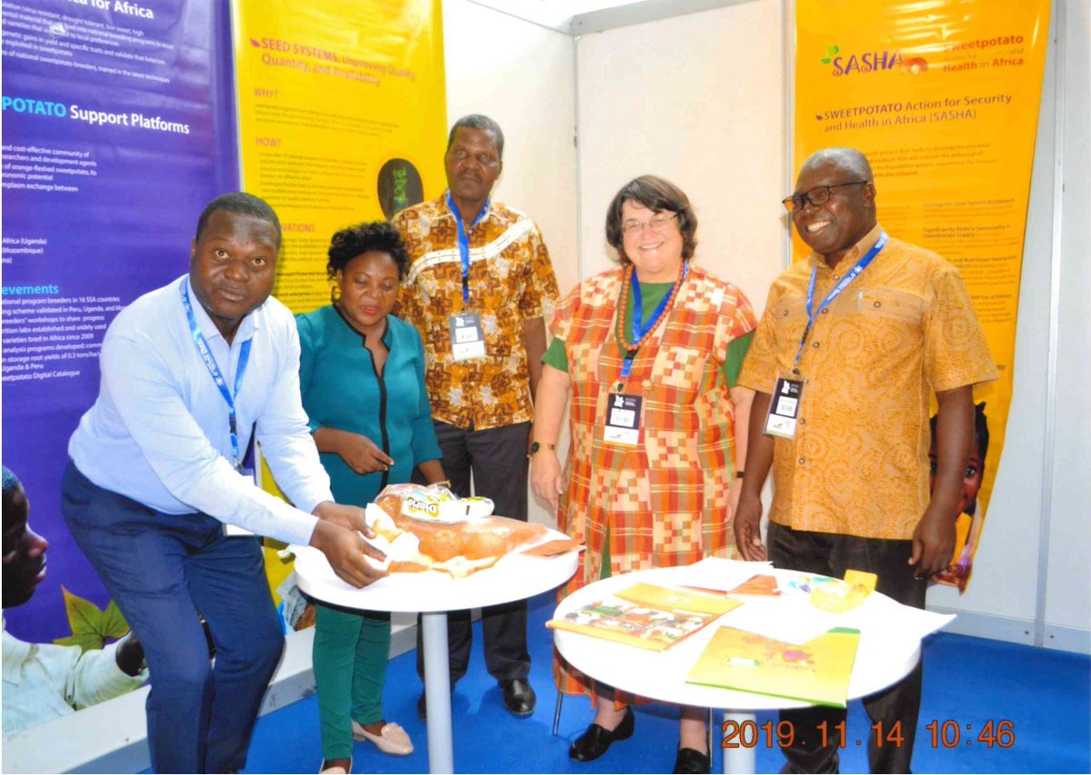 JanLow1's tweet photo. Impressive Angolan Minister of Higher education, Science, Technology and Innovation, Maria do Rosario Sambo, visited the CIP booth promoting OFSP purée products at the 6th National Conference on Innovation in Luanda 12-14 Nov 2019. OFSP bread a hit! @cipotato @oursweetpotato https://t.co/u8ODvBBkTM