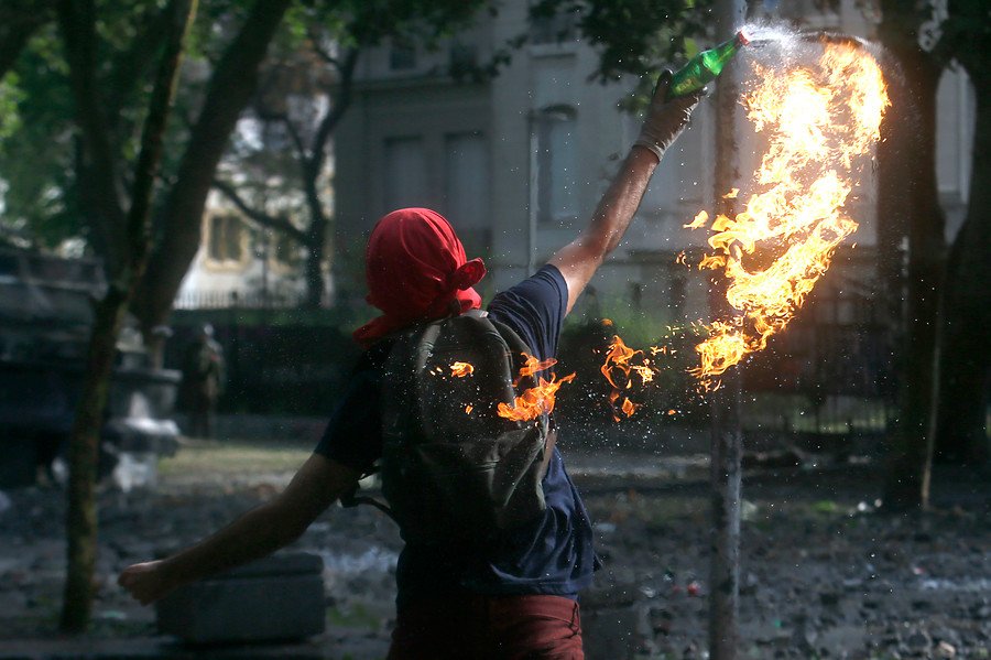 latercera's tweet photo. Carabineros: 39% de los detenidos por bombas molotov en Santiago son menores. En un mes, la policía ha detenido a 120 personas por ataques incendiarios https://t.co/dcOHAeUoGu https://t.co/AdiKoxOSOX