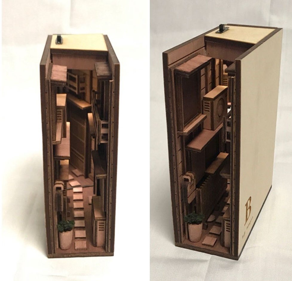 Un japonés crea sujeta libros que parecen puertas a mini mundos en miniatura, ¡que maravilla!