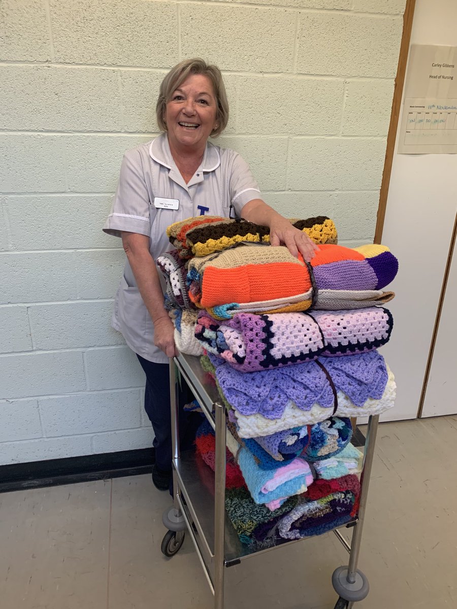 smudge8596's tweet photo. Kim from West Raynham ward taking blankets for some of our EOL patients. These blankets really make a difference; ‘made with love’ by our fantastic volunteers with donations from the community @TeamQEH @uk_navsm @help_force https://t.co/ir0IBefxVe