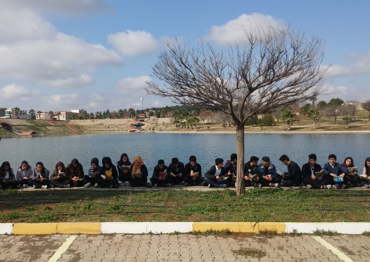 İnsan her gün bir parça müzik dinlemeli, iyi bir şiir okumalı, güzel bir tablo görmeli ve mümkünse birkaç mantıklı cümle söylemelidir. Goethe