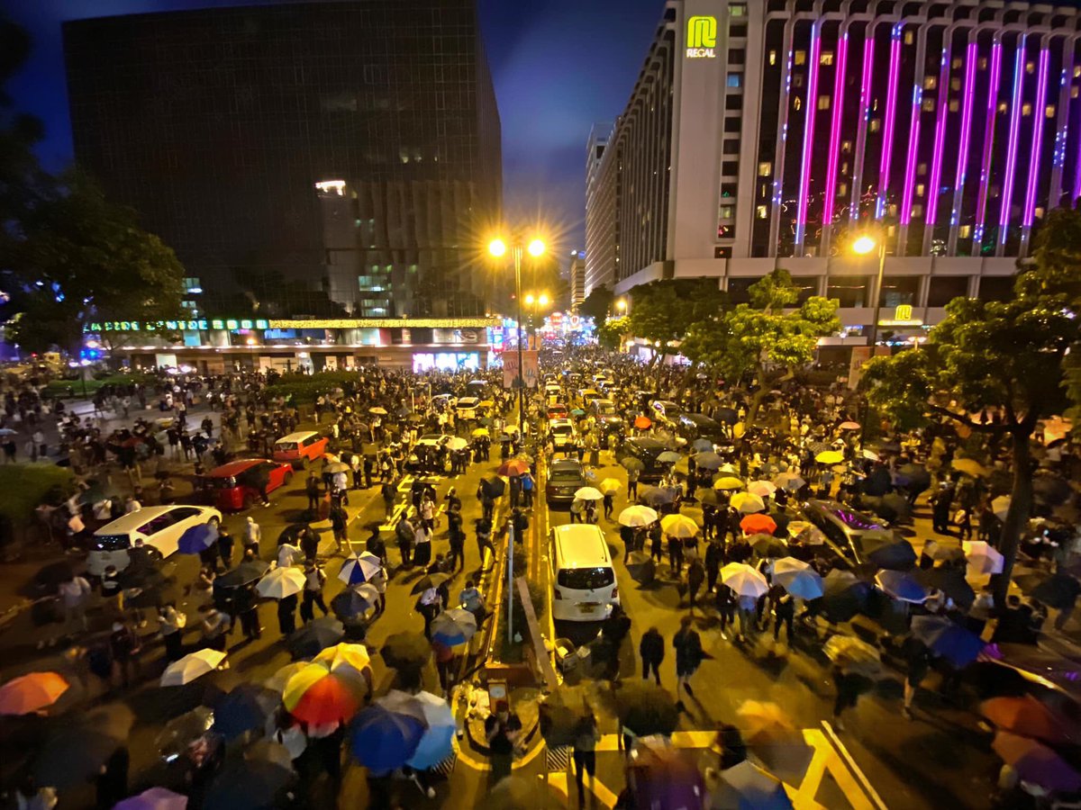 _Fabyanchuk's tweet photo. Tonight when #HongKongers walked towards #PolyU to save those who are still trapped inside the campus. Most ppl don’t hv gears but just a thin surgical mask, but that doesn’t stop them from going to the front line. This is what defines us—UNITY. #HongKongProtest
📸@studioincendo https://t.co/DtFuX0AhG5