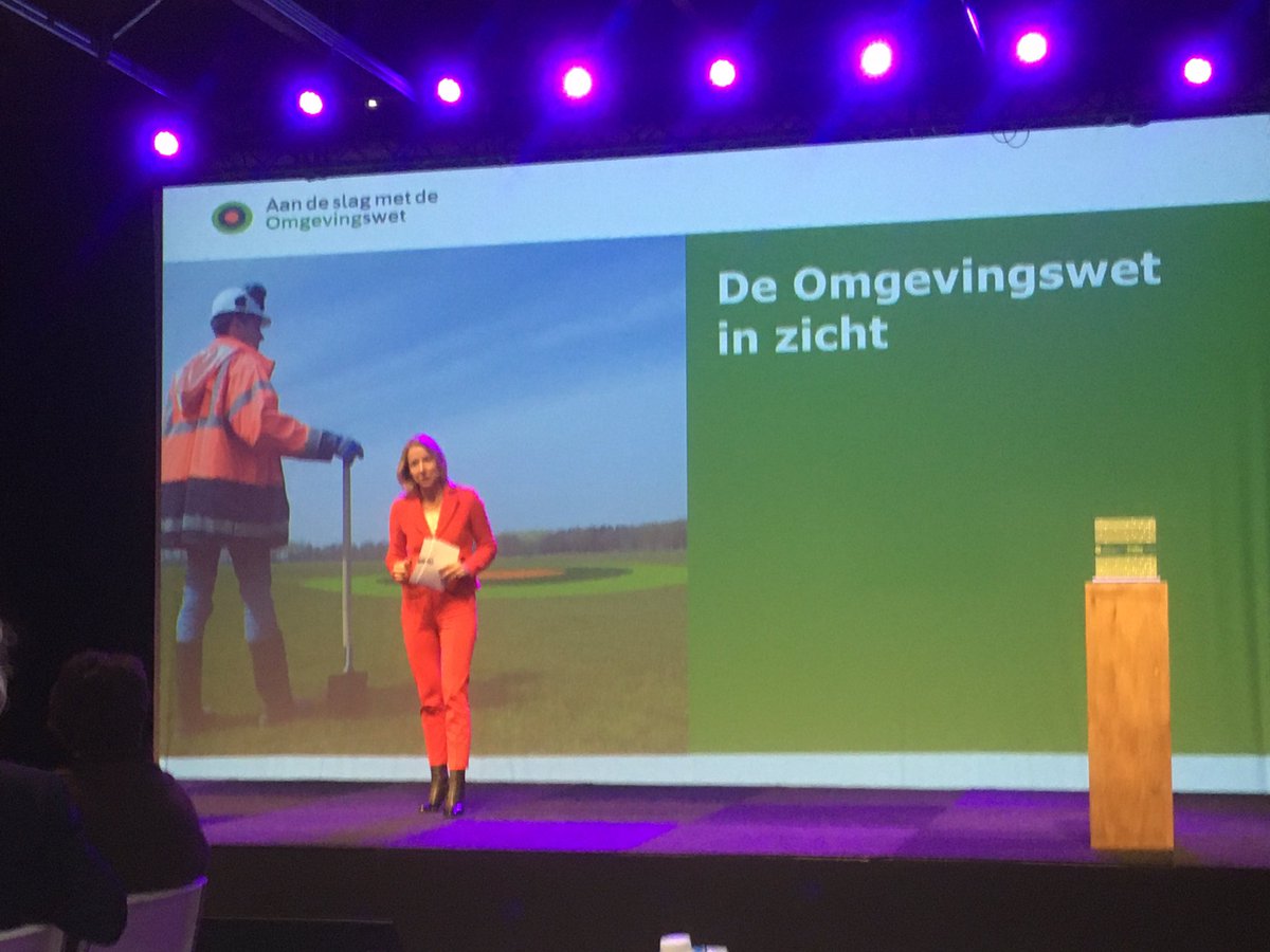 HTindemans's tweet image. De Brabantse omgevingsscan heeft de Aan de slag met de omgevingswet gewonnen. 🏆In Amersfoort mooie ideeën gezien. Minister Stientje van Veldhoven legt de bedoeling van de Omgevingswet nog eens goed uit