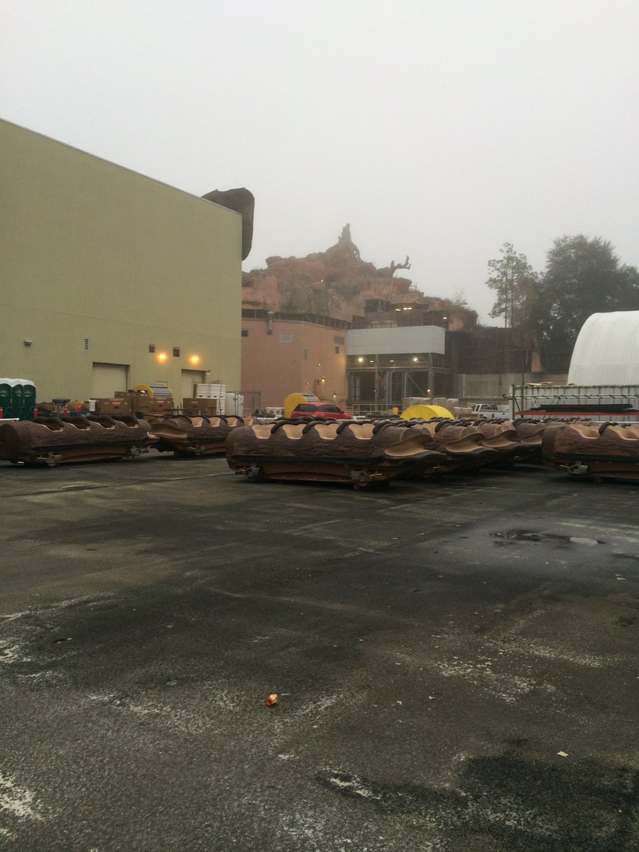 BackDoorDisney's tweet photo. Splash Mountain from backstage https://t.co/pm19Otr0Sj