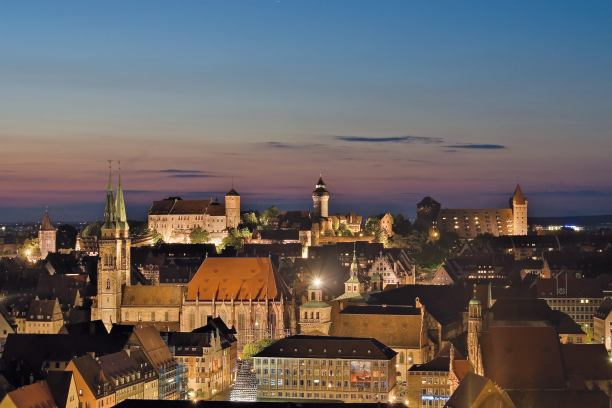 IntercityHotel's tweet photo. Der Deutschlands berühmteste Weihnachtsmarkt, der Nürnberger Christkindlesmarkt wird in einer Woche wiedereröffnen. Von unserem IntercityHotel Nürnberg aus und mit dem FreeCityTicket erreicht Ihr den Weihnachtsmarkt in nur 7 Minuten. 😍 🎄 💫 #immerindercity https://t.co/Ue2qBqEg8j