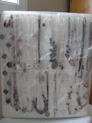 RedRoverStorage's tweet image. #MovingTipMonday Use Press n' Seal to keep jewelry displays intact. #RedRover #FetchableStorage 
Moretips at: ow.ly/uGIA50w2kop