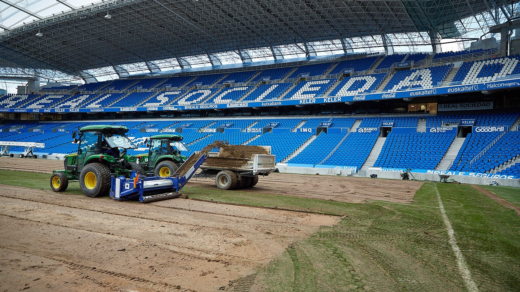 Obras en el Real Arena para quitar el césped antiguo (Foto: RSO).