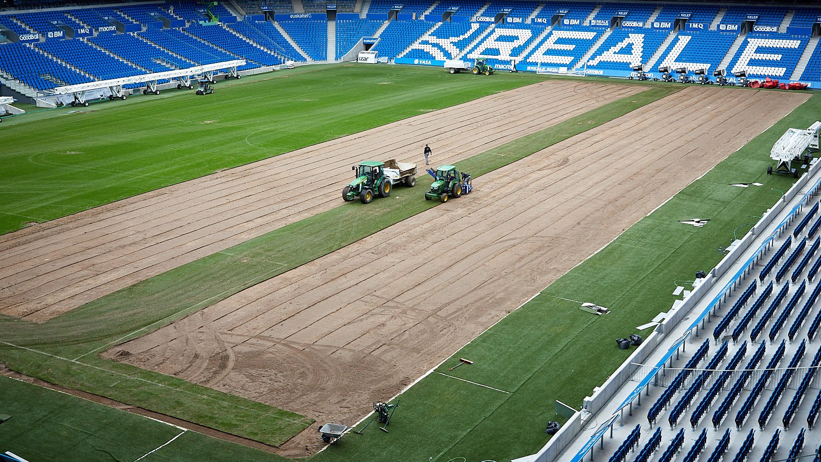 Trabajo en el Reale Arena para desinstalar el césped antiguo (Foto: RSO).