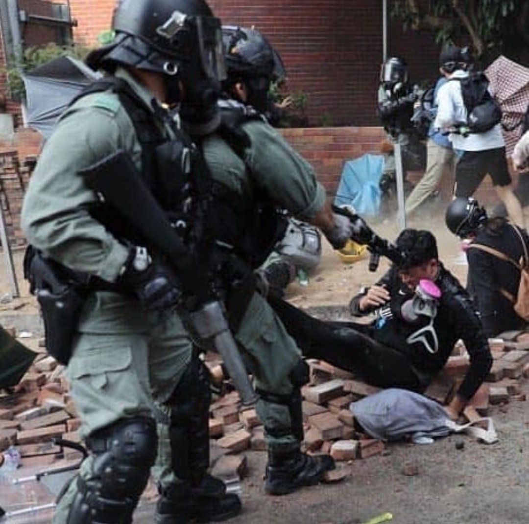 smilingbbbbb's tweet photo. #HongKongPolice pointing a gun on the head of a Hong Kong citizen in #PolyU 😭
They are trying to murder Hong Kong citizens now! 

#StandWithHongKong 
#StandWithPolyU 
#StandwithHK 
#HKPoliceTerrorism 
#HongKongPoliceTerrorism 
#HongKongProtest https://t.co/6dvjFdj6c7