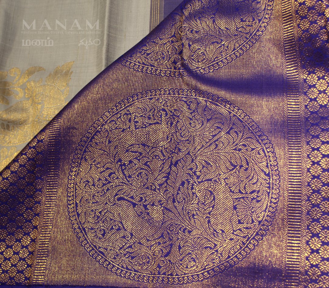 ManamHandlooms's tweet photo. The uniqueness of this Kanjeevaram Silk saree is the border less silver grey  body with big peacock motifs consisting with the contrast of vanasingaram butta design in pallu

#silksaree #korvaisilksarees #plainsaree #bridalsaree #sareesmalaysia #vanasingaram #indianethnicwear https://t.co/Uiu0ihe6fP