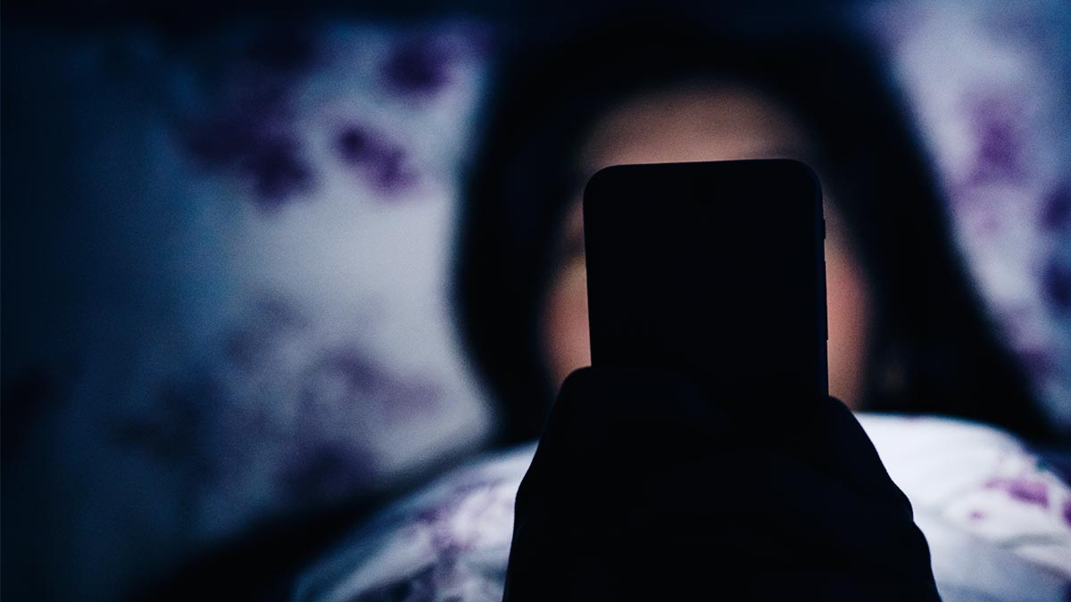 UoSELS_GoGreen's tweet photo. Avoid screens for at least an hour before bed.  If many this is a tricky one, but you will sleep better. For those of you that really couldn’t manage this, get a filter for your devise (phone, tablet) that removed the blue light (which is the one that… https://t.co/wof9NoONkM https://t.co/20dgrdYRa8