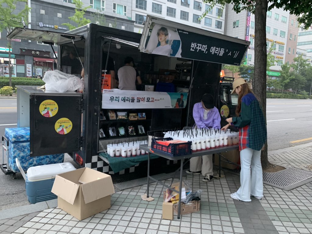 He prepared 3 types of different drinks all days he promoted for fans who attended his pre-recordings