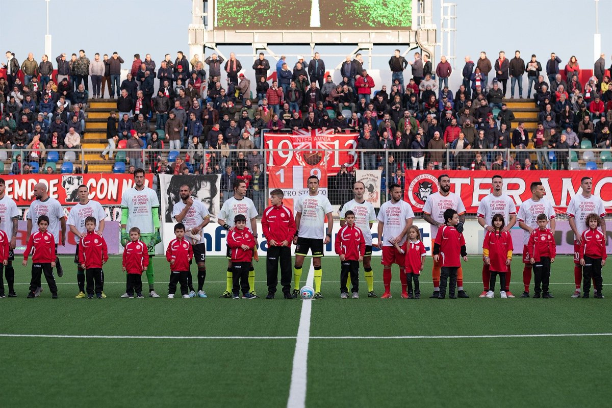 ProvinciaTeramo's tweet photo. #uominicheamanoledonne
Non uccidono, non violentano,non maltrattano

Teramo Calcio, Roseto Sharks e Amicacci Giulianova in campo con la campagna sociale contro il femminicidio  @SSTeramoCalcio @RosetoSharks #amicacci @ProvinceItalia @CittadinidiTwtt #pasocial https://t.co/0gCFNYxkqh
