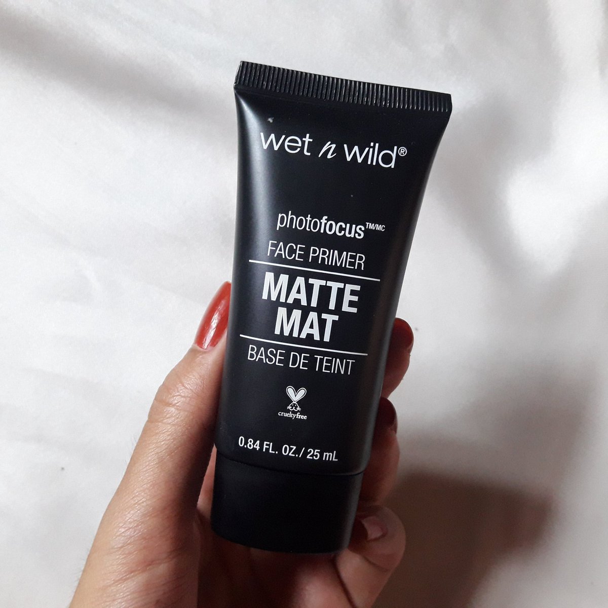 aor_story's tweet photo. ไพรเมอร์ wet'n wild ตัวนี้คุณภาพไม่ธรรมดาเลยนะ แต่งหน้าได้เรียบเนียนขึ้น เบลอรูขุมขน คุมมันดีเลย เคยแต่งหน้าไปทำงาน ปกติระหว่างวันต้องซับหน้า ทาแล้วรู้สึกว่าหน้ายังโอเคไม่ต้องซับ ตอนเย็นไปเที่ยวต่อค่อยซับ+เติมหน้าเข้าไป อยู่ยาวไปจ้า #ไว้รีวิวห้ามขายของโว้ยย https://t.co/ChYH4YUcML
