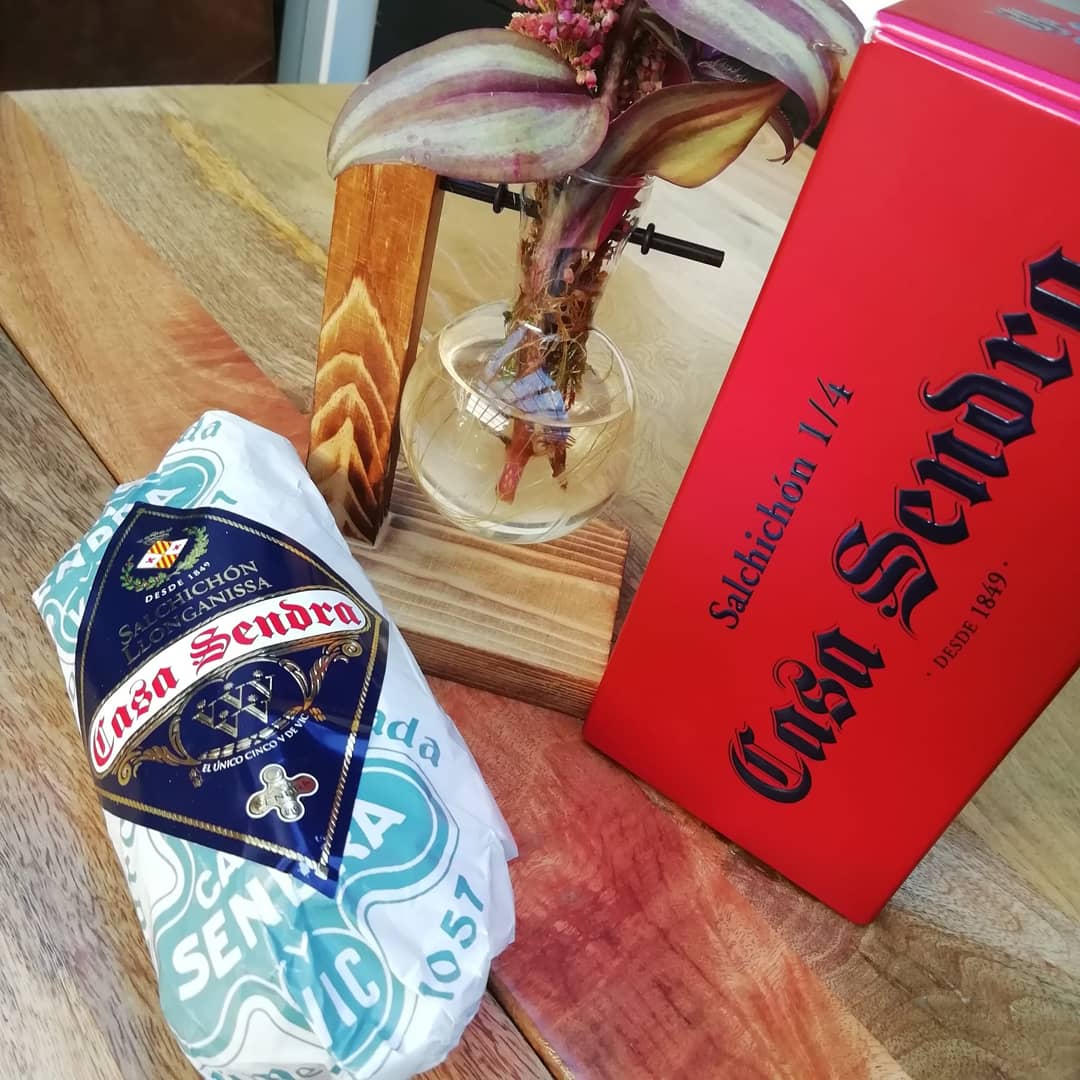 SevillaGourmet1's tweet photo. 🎄 #NavidadGourmet |
📌 Ya se van acercando las fechas navideñas y estamos pensando🤔, ¿Cuál sería el regalo perfecto para una buena cocina?🍽️
🔝 Pues este maravilloso salchichón de @CasaSendra 👌🏼
¡Calidad asegurada, directo al paladar!
#TDSGastro #tapasSevilla #iberico #sevilla https://t.co/pv2kVh1tGn