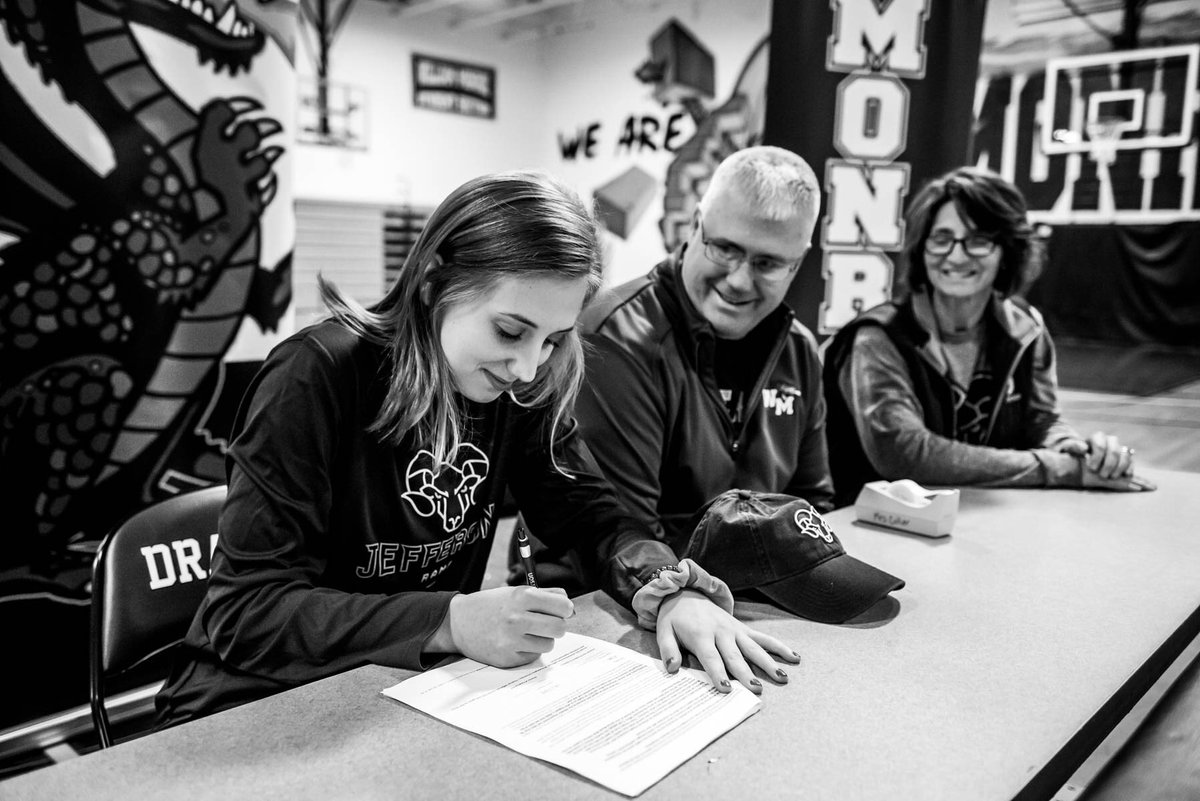 martha_apple30's tweet photo. Signing day!! 💙 https://t.co/qw6MEp2eoK