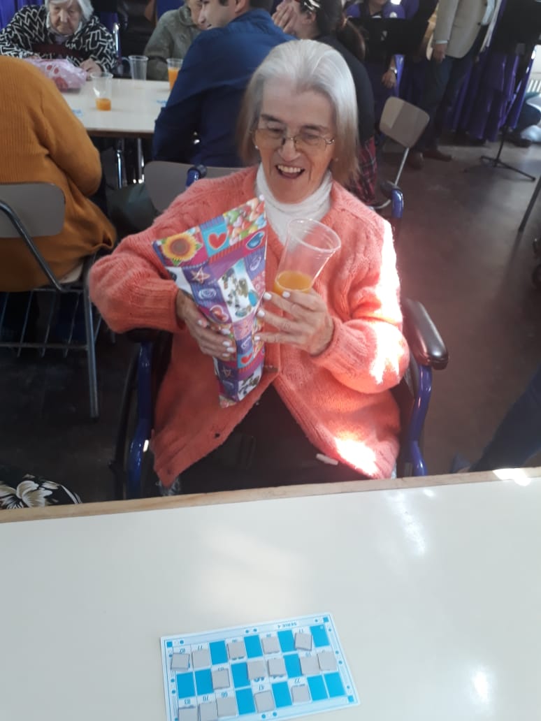 SSVP_Chile's tweet photo. Durante todo el año las #comunidades en las que se encuentran insertas nuestras obras permanecen activas. Sin su ayuda el servicio que entregamos sería más difícil. Agradecemos al #RotaryClub que compartió con los #adultosmayores del hogar San Vicente de Paul de #SanPedrodelaPaz https://t.co/JufWZXEEl2