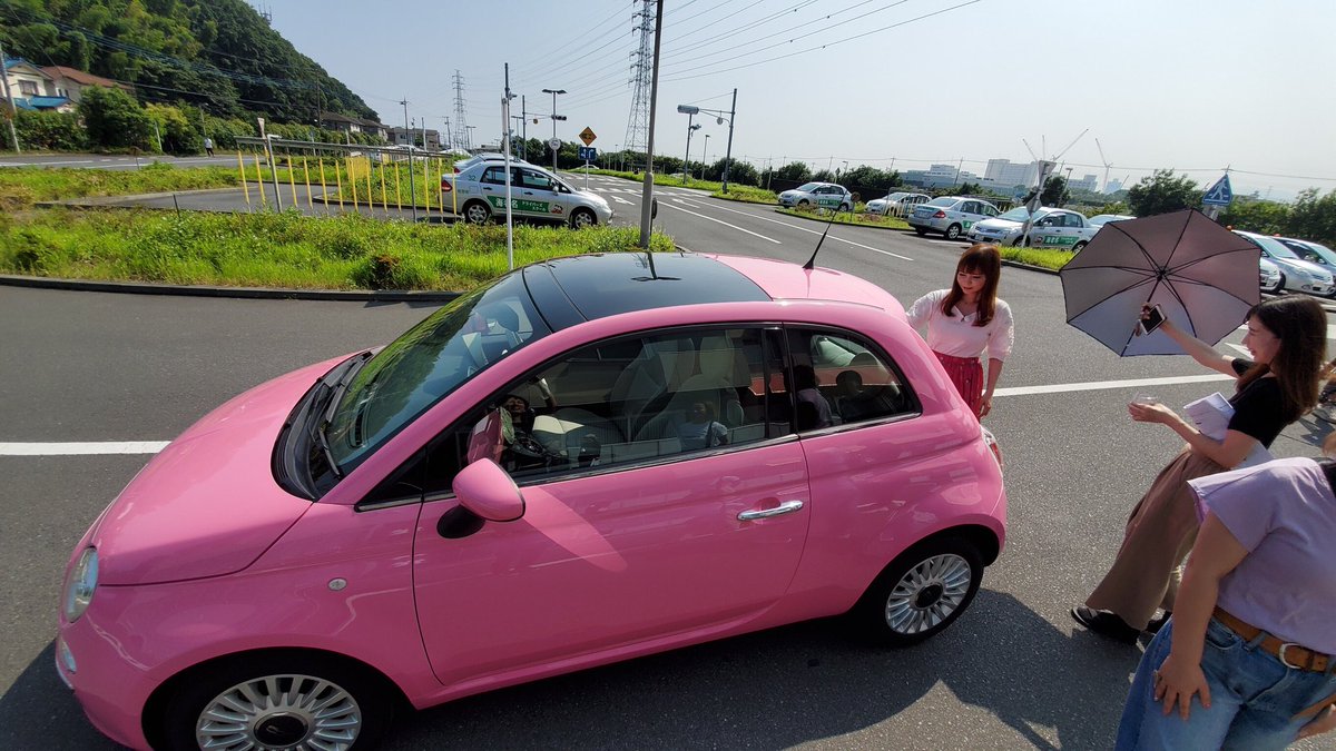 しぶとい中川翔子 愛車遍歴で乗らせてもらったピンクのフィアット めちゃくちゃかわいかったなぁー おもちゃみたいな可愛いピンク 中までピンク 最高に可愛いなあ いいなぁ 車 ほしいなあ 車にあわせてファッションもピンクのスカート