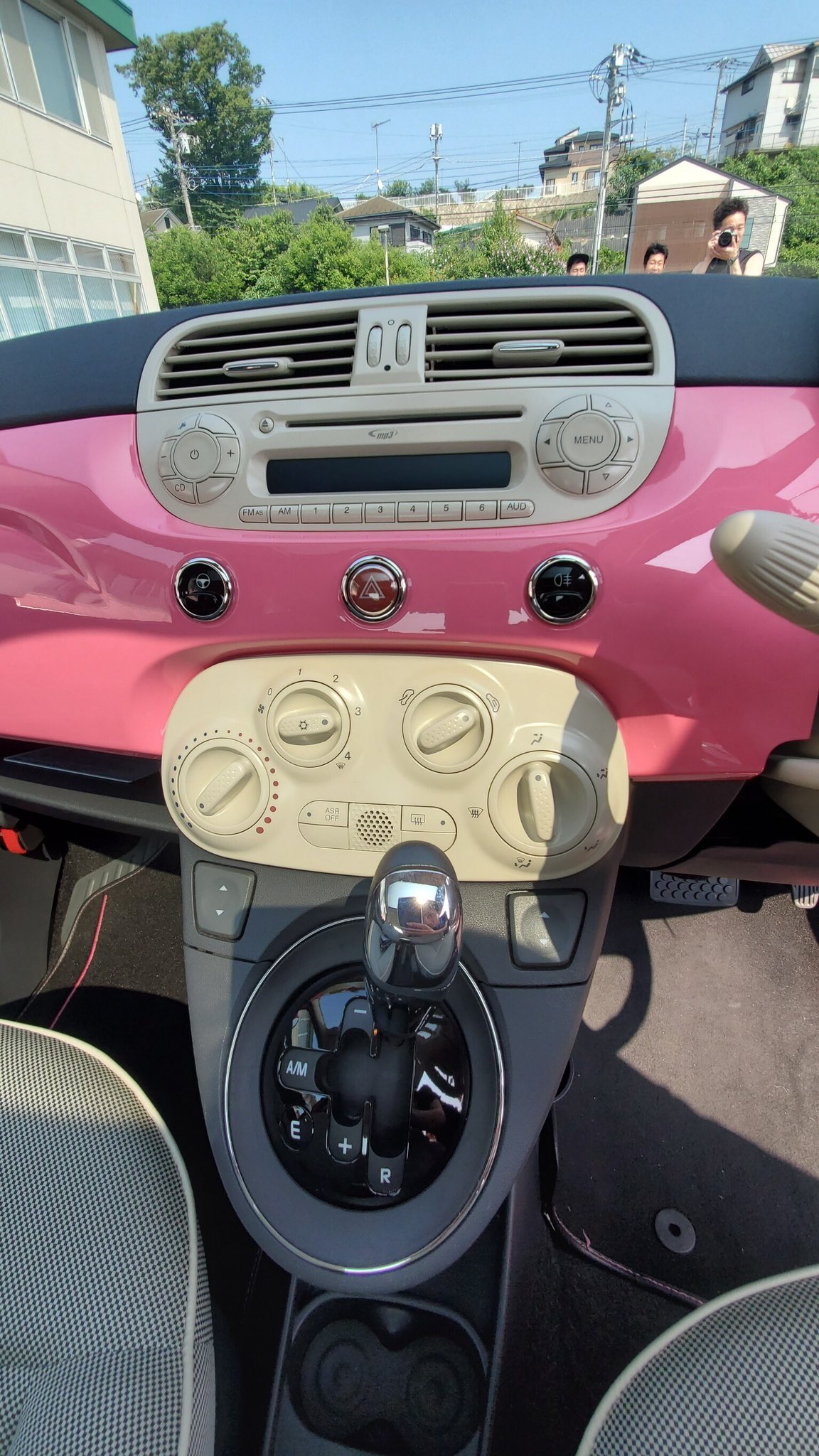 しぶとい中川翔子 愛車遍歴で乗らせてもらったピンクのフィアット めちゃくちゃかわいかったなぁー おもちゃみたいな可愛いピンク 中までピンク 最高に可愛いなあ いいなぁ 車 ほしいなあ 車にあわせてファッションもピンクのスカート