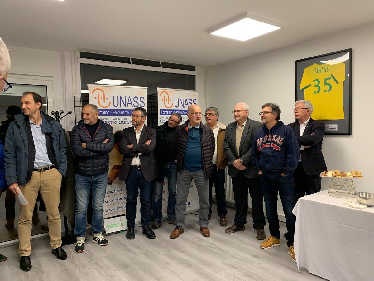 Les secouristes de @UNASS_LA inauguraient de nouveaux locaux en présence du Conseil d'Administra National de <a href="/UNASS_fr/">UNASS</a> et notre Président <a href="/JeanLucBuccino/">Jean Luc Buccino</a> , la <a href="/mairiedenantes/">Mairie de Nantes</a> avec <a href="/OlivierChateau1/">Olivier Chateau</a>, le <a href="/LPNews_PDL/">La Poste Groupe PDL</a> avec Cyril Fillet, le #SAMU et <a href="/FCNantes/">FC Nantes</a> <a href="/HBCNantes/">HBCNantes</a> @DeferlantesNRB
