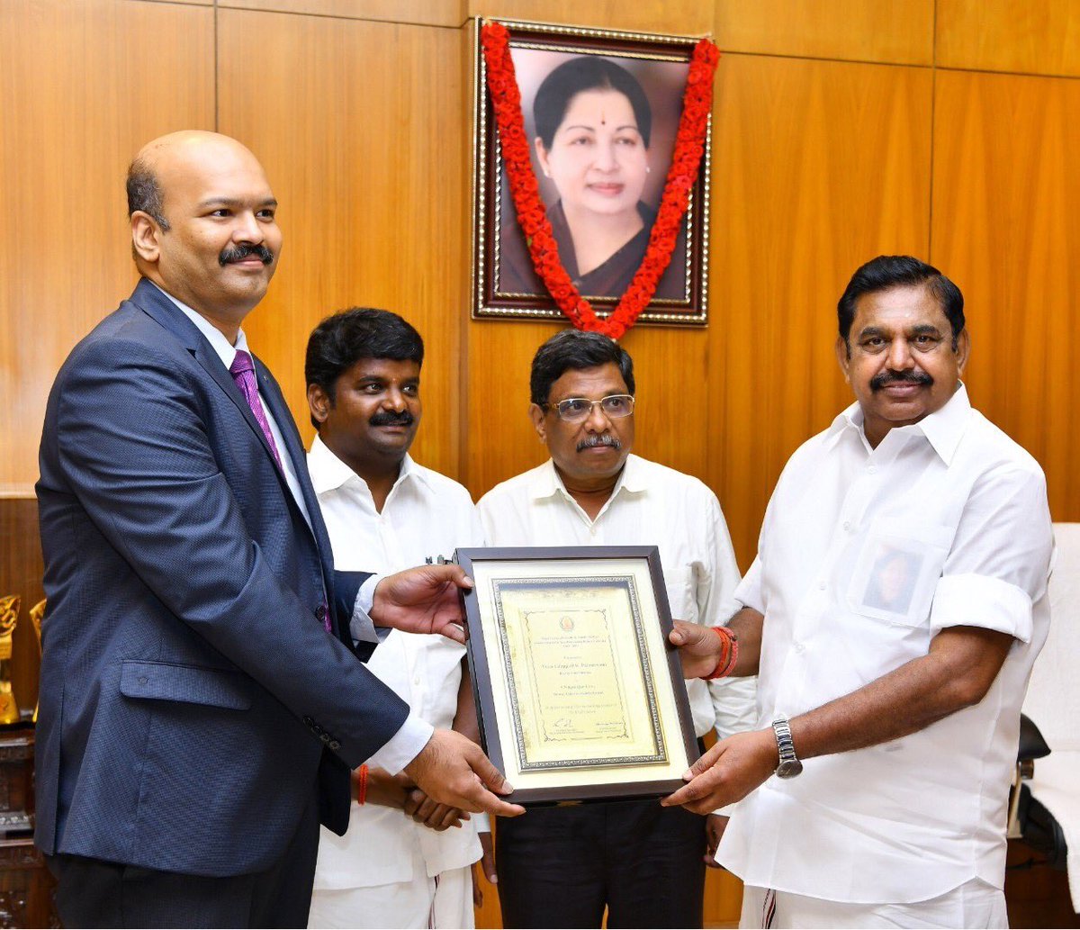 மாண்புமிகு முதல்வர் அவர்கள் மக்கள் நல்வாழ்வு, குடும்ப நலத்துறை சார்ந்த திட்டங்களை குமரி மாவட்டத்தில் சிறப்பாக செயல்படுத்தியதற்காக 2013-14 -க்கான சிறந்த மாவட்ட ஆட்சியர் விருதை அப்போதைய குமரி மாவட்ட ஆட்சியரும், தற்போதைய சுகாதார திட்ட இயக்குநருமான திரு.நாகராஜ் அவர்களிடம் வழங்கினார்.