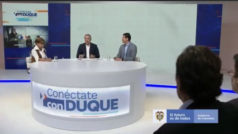 augustoreyes's tweet image. La puesta en escena de #ConectateConDuque es impecable, sin embargo, por momentos el Presidente se diluía en medio de la conversación...su rol de presentador debilita su aura de liderazgo.