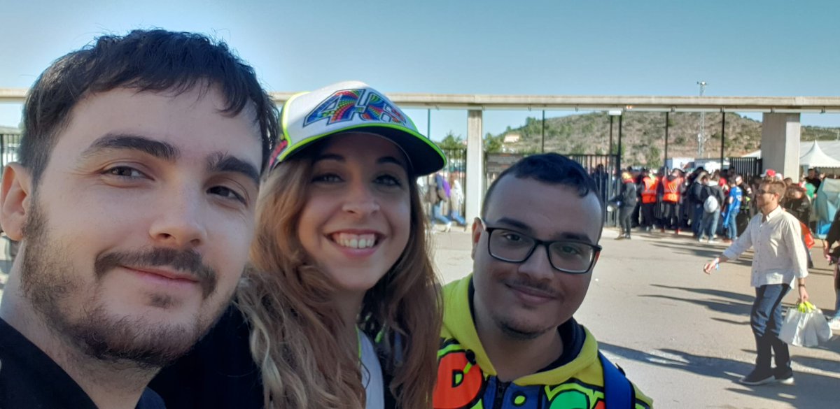 Ruth_46's tweet photo. Y sin saber en qué momento ni cómo. Estos dos se han convertido en imprescindibles 🥰 #circuitricaedotormo #cheste2019 #forzavale https://t.co/JWu0l4JDmn