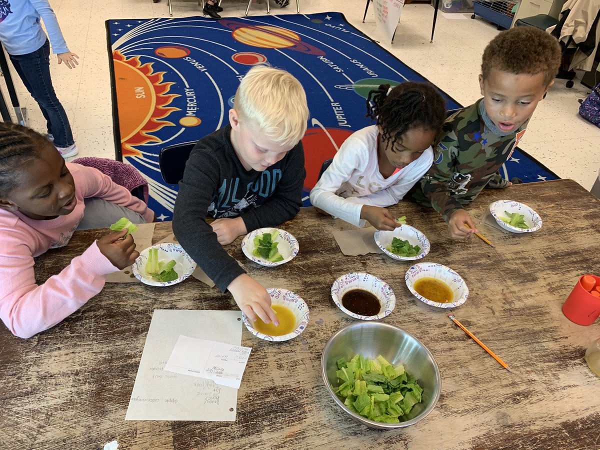 daniellepteach1's tweet photo. Thankful for our partnership with FoodCorps!  We were able to experiment and make and taste our own salad dressings!  So cool!  #WPSDiscoveryRocks https://t.co/bmmd4WpNYR
