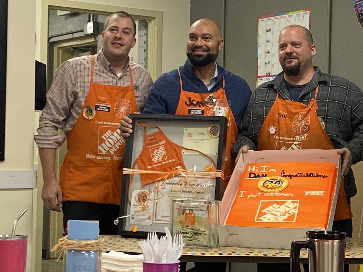 SamanthaSchloe1's tweet image. Congratulations Dan on #20YearsOfWork with #HomeDepot. Glad to be able to celebrate this mile stone with you. #Store4924 @cj_kluss4923 @Maurice_0310 @jonbaumann304 @CampSweenScott