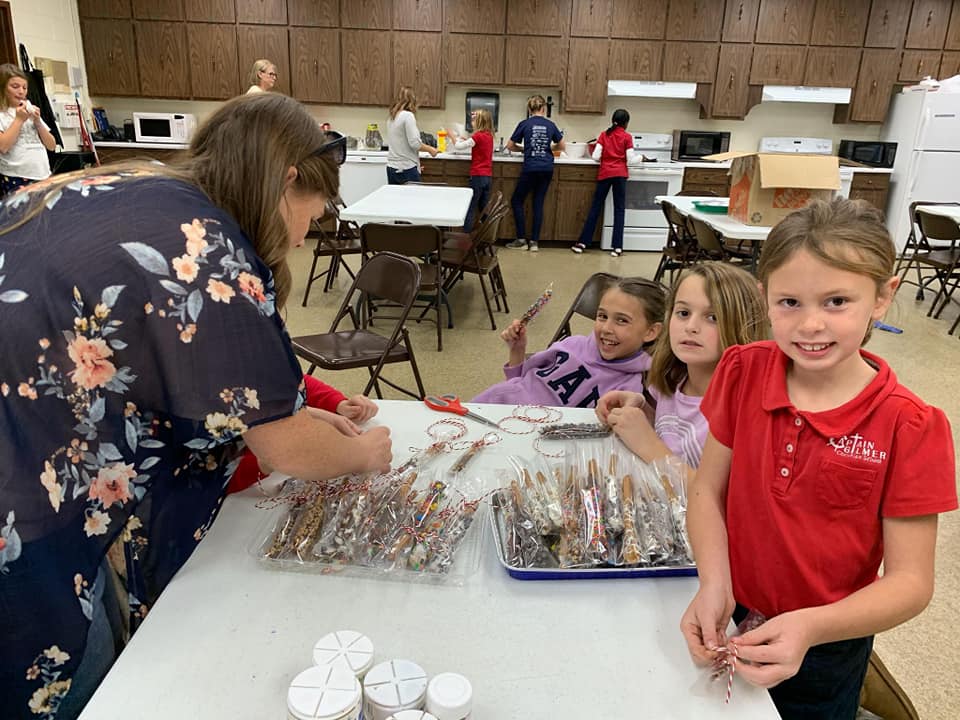 gotrwnc's tweet image. So proud of these creative bakers at Captain Gilmer Christian School, who held a bake sale to benefit the Henderson County Foster Christmas Program as their community impact project. #gotrwnc @BlueRidgeNow