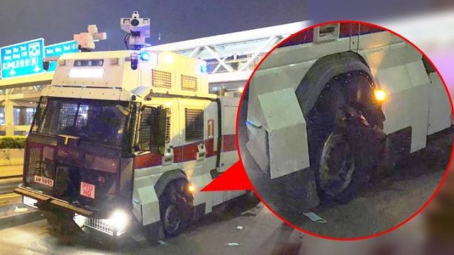 NForget2019's tweet photo. The bricks that are placed on the road cause the flat tire of the water cannon truck. This buys more time for the protesters who are marching to PolyU to rescue the trapped protesters 
Source: Apple Daily
#HongKongProtest https://t.co/xWq7G0AhE9