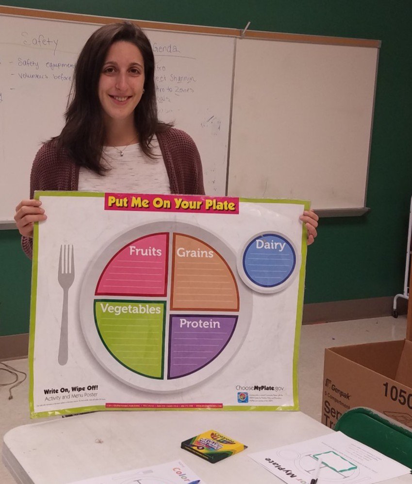 CCCNutrition's tweet photo. #RD2Be Jen prepares to teach kids about @ MyPlate!#color2learn#Secondharvest#CookingMatters #CCCInternsinAction #CCCrd2be https://t.co/K2KoFw3SP3