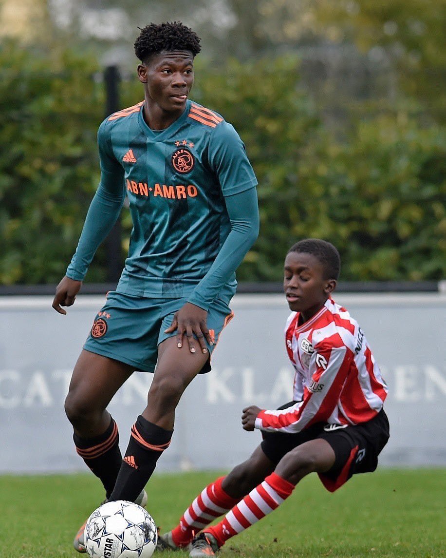 _BeFootball's tweet photo. La différence de gabarit entre ce jeune de l'Ajax et du Sparta Rotterdam. 😳

Les deux joueurs évoluent en catégorie U15. https://t.co/D6MPAxChdo