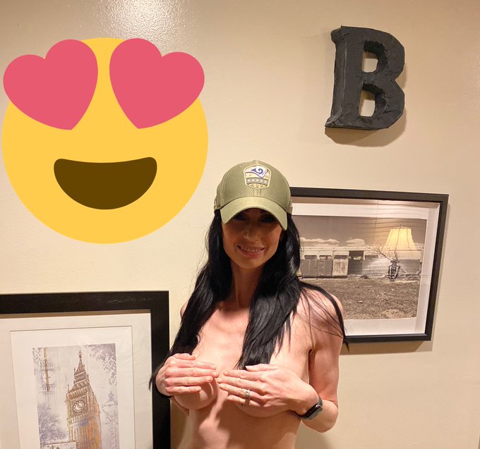 Good win @RamsNFL yesterday over Da Bears. Had a great time and still wearing their military recognition<a class="tags" target="_blank" title="On Twitter" href="/?out=eyJ0eXAiOiJKV1QiLCJhbGciOiJIUzUxMiJ9.eyJpYXQiOjE3MjA4NjkxOTgsImlzcyI6InR3cG9ybnN0YXJzLmNvbSIsIm5iZiI6MTcyMDg2OTE5OCwiZXhwIjoxNzUyNDA1MTk4LCJyZWRpcmVjdF91cmwiOiJodHRwczovL3R3aXR0ZXIuY29tL1JhbXNORkwifQ.1kO73tjKDhCvNUa9gUh-Jy6VZFbODTX8ifWPW4h9ErRMeeK3PbmCJZdhc1ObPKKQrYv2Ed0PClGbQcTi3a1ZiQ">@RamsNFL</a><a href="/tag/helpifyoucan"class="tags"><span>#helpifyoucan</span></a><a href="/tag/inthistogether"class="tags"><span>#inthistogether</span></a><a href="/tag/wenotme"class="tags"><span>#wenotme</span></a><a href="/tag/helpd"class="tags"><span>#helpd</span></a>