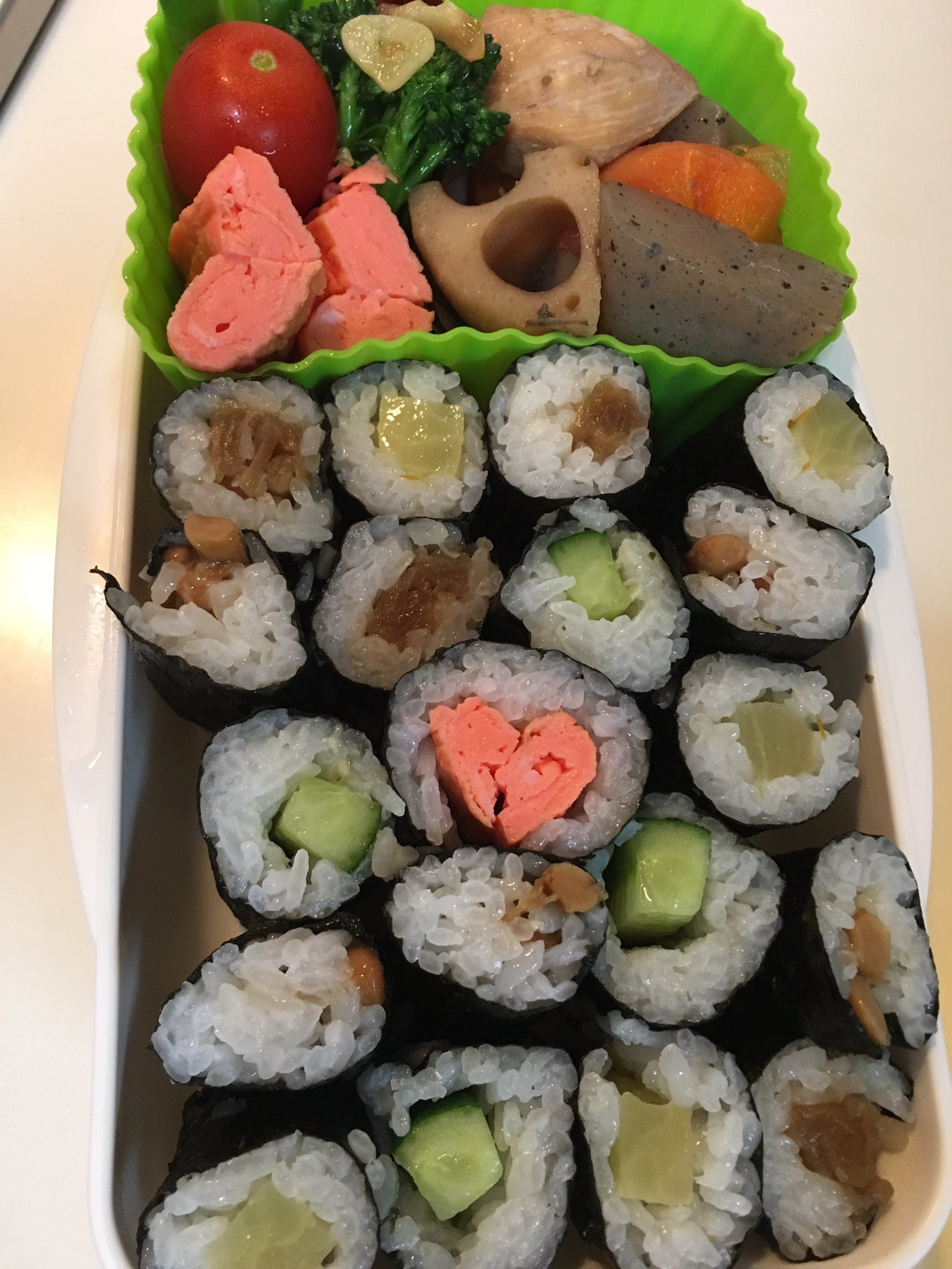 とっしー 峻澪 お弁当 のり巻き 海苔巻き 細巻き弁当 かんぴょう巻き かっぱ巻き たくあん巻き 納豆巻き ハートの玉子巻き お弁当 細巻き弁当 蓮根の煮物 他 笑 T Co Mmtrxvtza5 Twitter