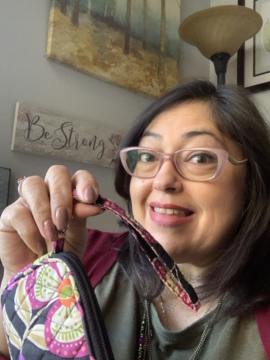 jacqmtzhern's tweet photo. Do you struggle with baggage? I think we all do from time to time. Tip for today... travel light, don’t pack more than absolutely necessary. Why burden yourself with stuff you don’t need? If it doesn’t serve a purpose, let it go! #MotivationMonday #Unclutter #BeKindToYourself https://t.co/eyiOJITMXP