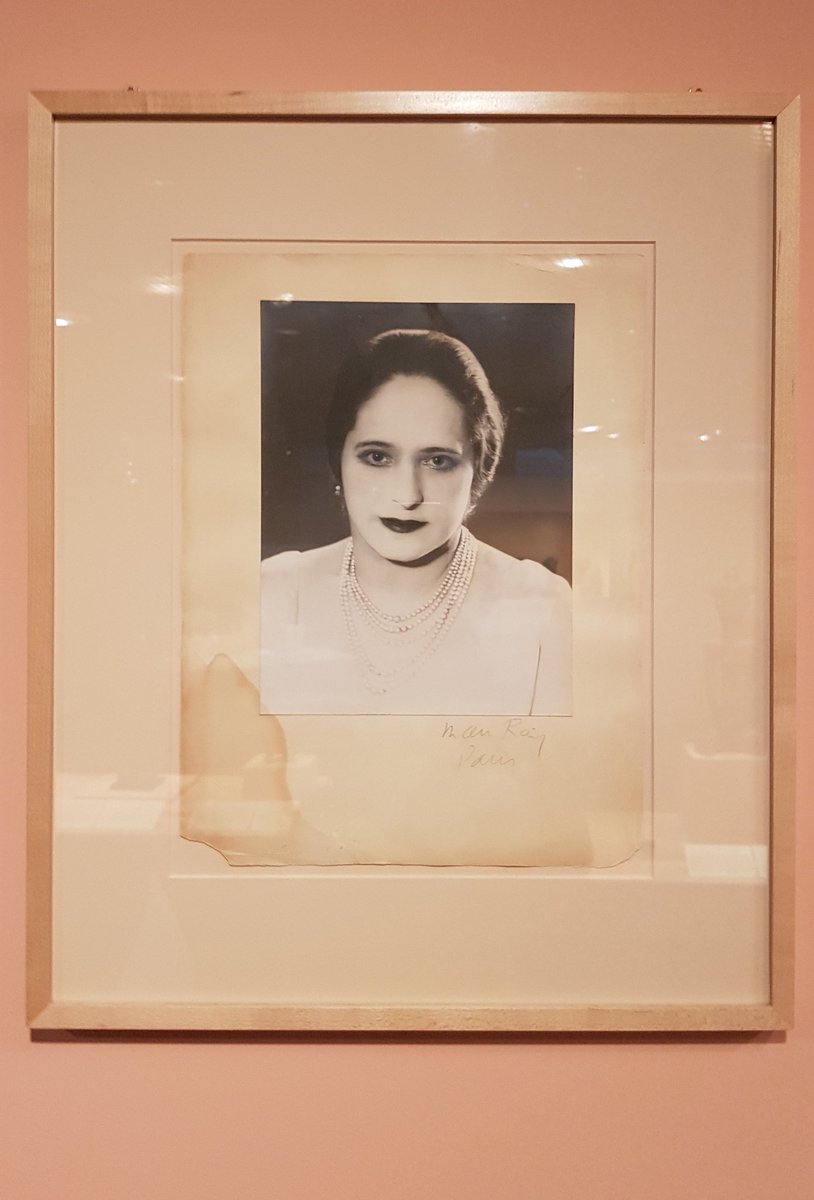 Cette exposition révèle comment Helena Rubinstein choisissait ses pièces selon son goût et sûre d'elle-même. 

Voici un portrait d'Helena Rubinstein par Man Ray vers 1924 ⤵️