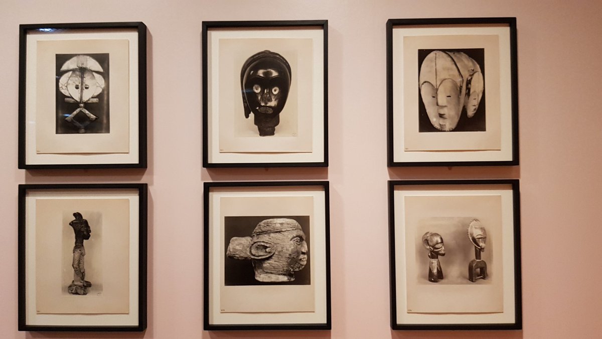 En 1966, lors de ventes à NY, les objets rassemblés par Helena Rubinstein furent dispersés entre l'Europe et les USA intégrant peu de collections publiques. 1 partie reste aujourd'hui difficile à localiser. La complexité de ces mouvements ouvre un fascinant champ de recherche.