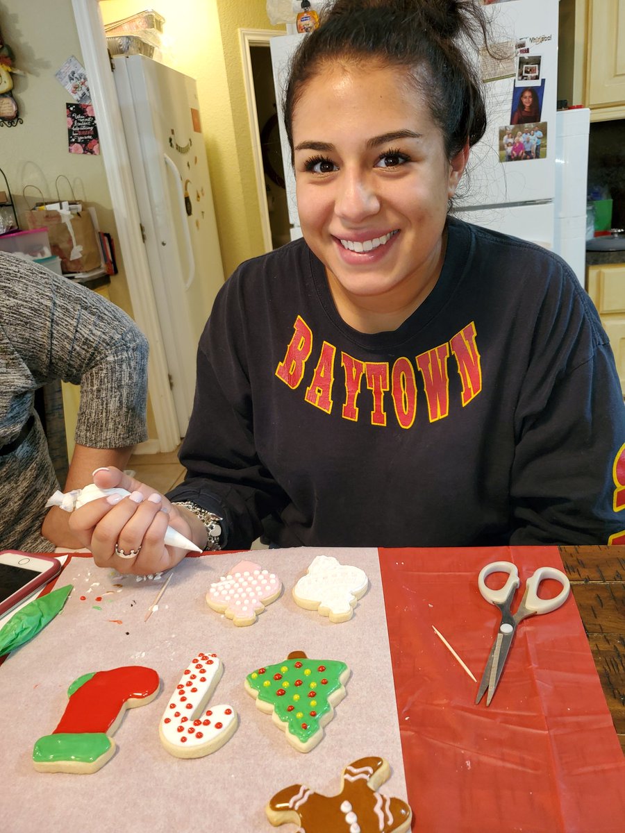 CookiesbySusan's tweet photo. #cookieclasses with family create #memories So happy #cookiesforacause can be part of it #charity @SnowdropCC @alztex @alzassociation https://t.co/ktxlJpD5pO