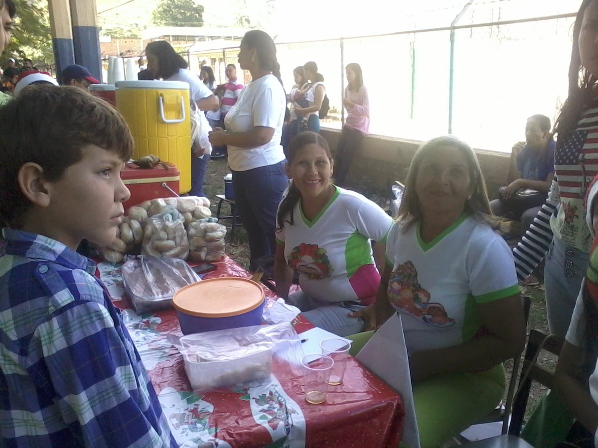 EBN Arístides Rojas realizó su gran domingo Familiar Navideño, para la autogestion de nuestra institución. Gracias a todos por apoyar a nuestra escuela. <a href="/leoalvacabrera/">Prof. Leonardo Alvarado</a> <a href="/ronaiupma/">Rona Lopez</a> @MPPEDUCACION <a href="/fotoecocultura/">Yoger Armas ¡Siempre Por El Camino De Chávez!</a> @ZE_Aragua @josevsierra