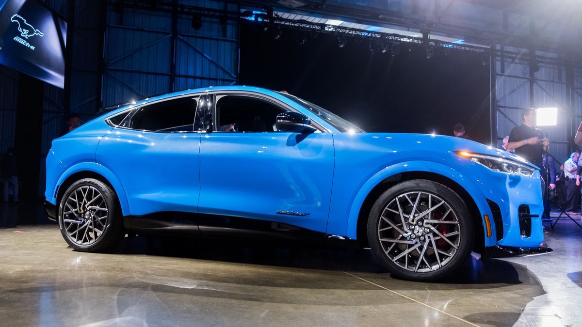 msdar_tech's tweet photo. فورد تطلق ماخ E أول سيارة SUV باسم موستانغ وبـ4 أبواب، وهي كهربائية بالكامل، ويمكنها قطع مسافة تصل إلى 482 كم دون إعادة شحن، بقوة 459 حصاناً وتتسارع من 0 إلى 100كم/ساعة بأقل من 4 ثوانٍ، ويبدأ سعرها من 44 ألف دولار.

#مصدر_للأخبار https://t.co/9wYhe2m2Jj